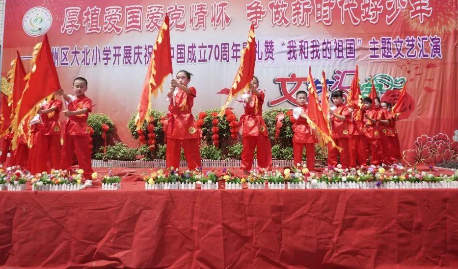 李嘉欣和许晋亨现身马场，夫妻俩手牵手亮相，展现出恩爱的一面！